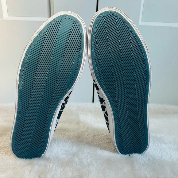 Black White  Low Top Converse - Picture 9 of 15